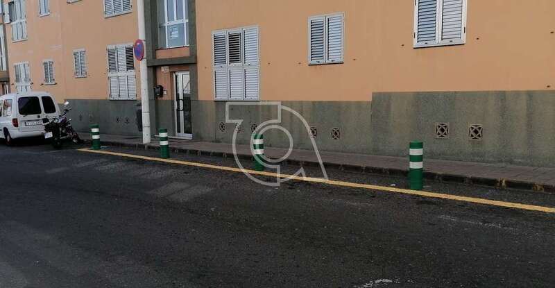 Línea amarilla y bolardos de plásticos que impiden aparcar ahora en la calle de Gumidafe, en el giro desde Guayasent/TA.